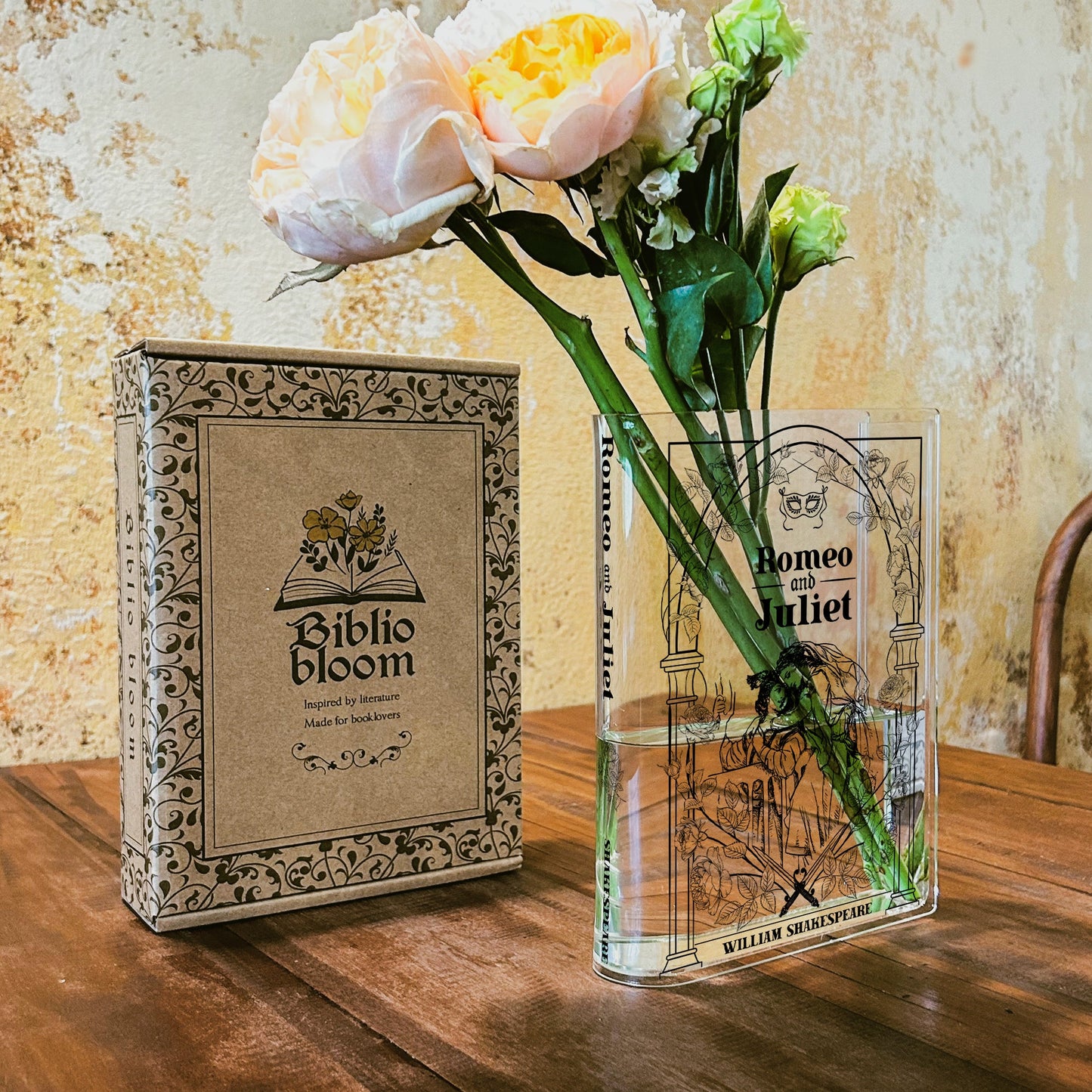 NORDORA Romeo and Juliet Acrylic Book Vase